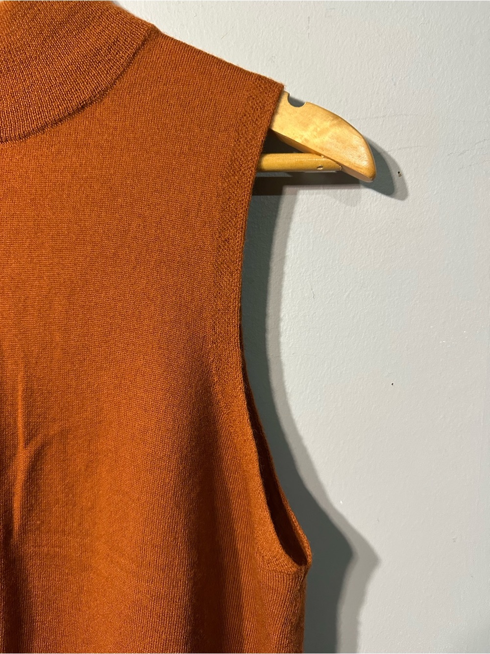 🍃TAHARI 100% Fine Merino Wool Sleeveless Knit Top in Burnt Orange-Brown - Picture 3 of 6